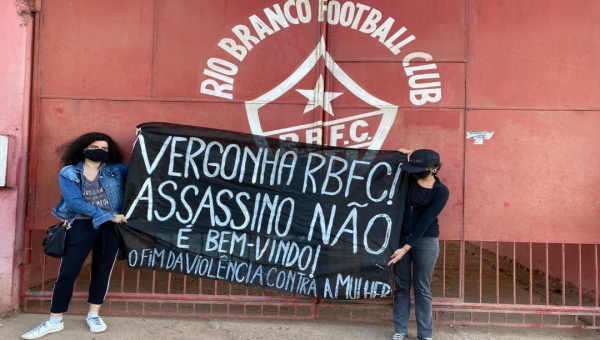 Feministas protestam na frente do estádio do Rio Branco contra a contratação do goleiro Bruno